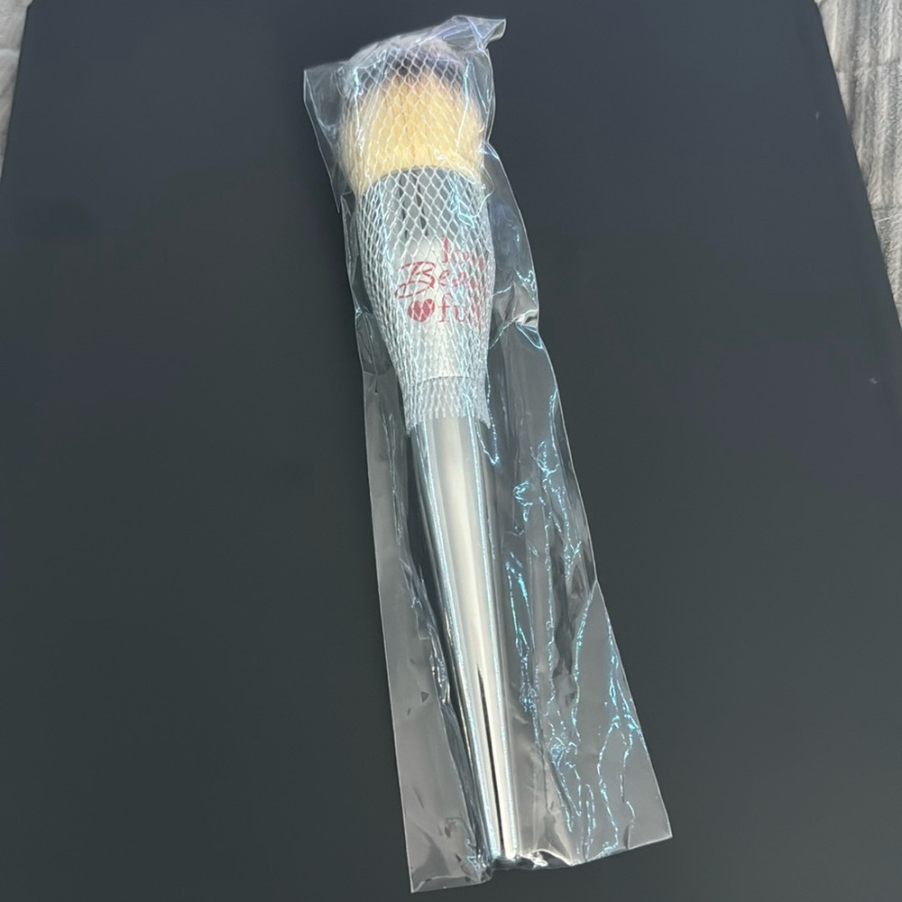 It Cosmetics Love Beauty Powder Brush 211 - Picture 4 of 6